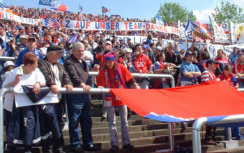 Der Hachinger Fanblock auf Schalke.