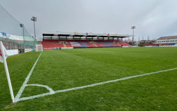 Die Osttribüne im Stadion am Sportpark.